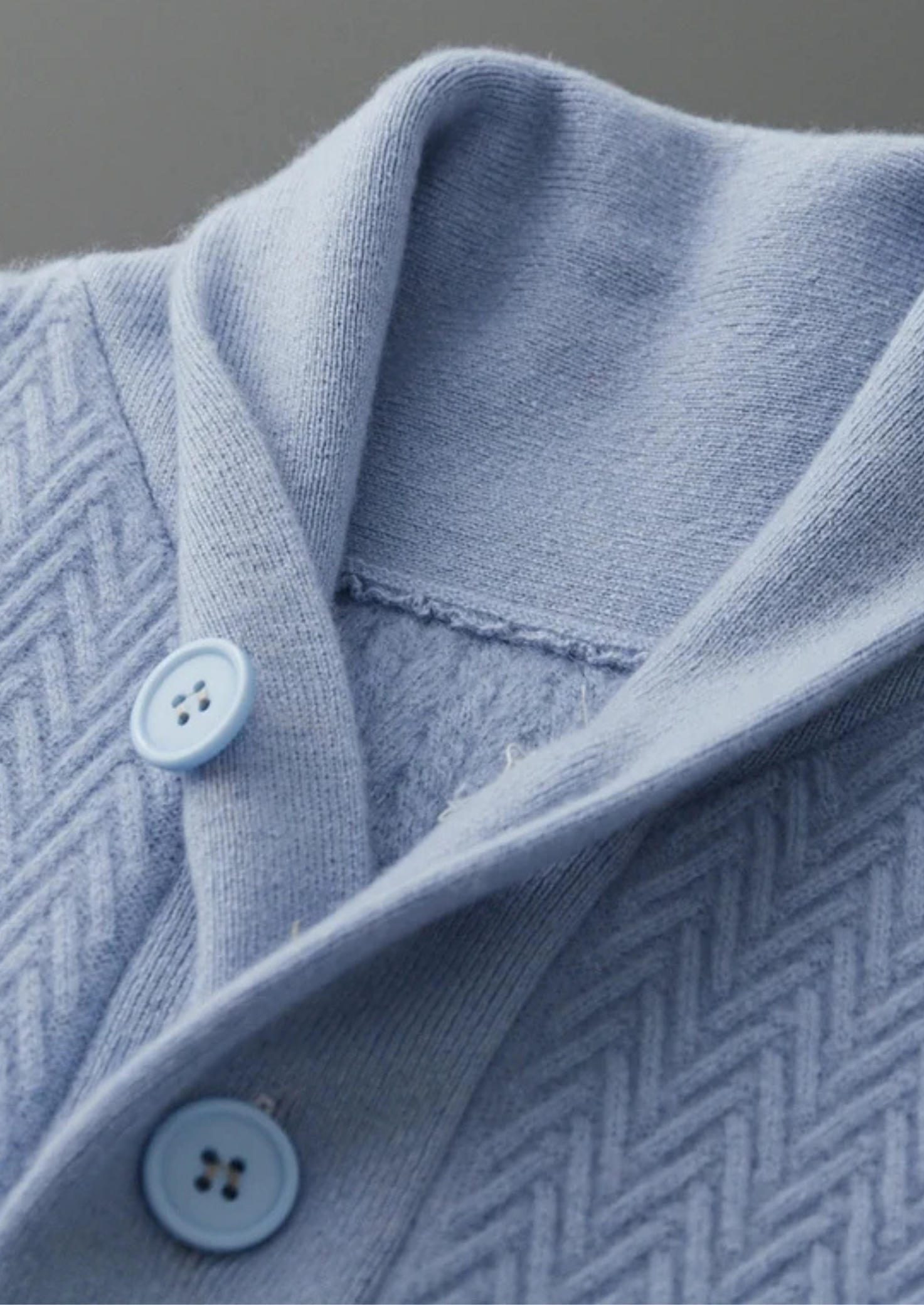 JERSEY DE 100 % CACHEMIRA CON BOTONES EN ZIGZAG