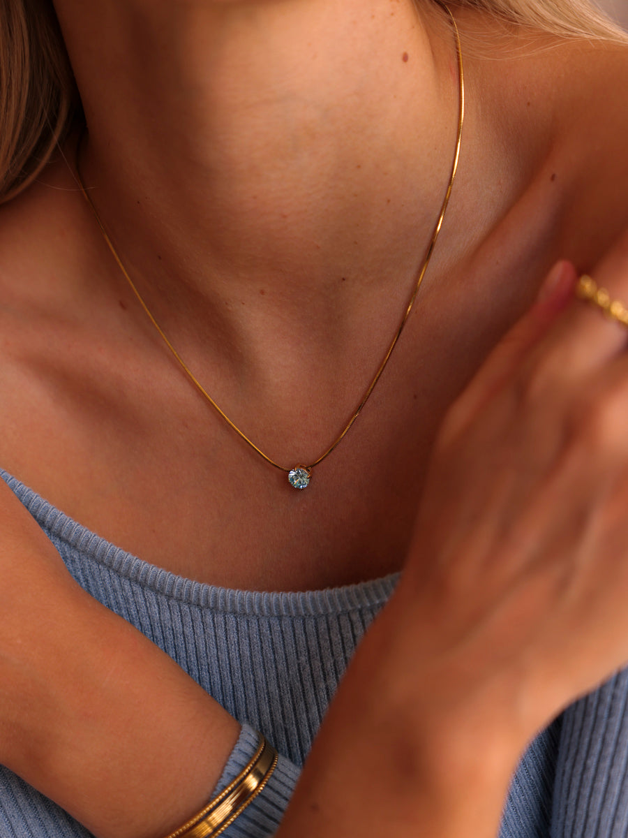 La alegría del cristal en una cadena azul luminosa