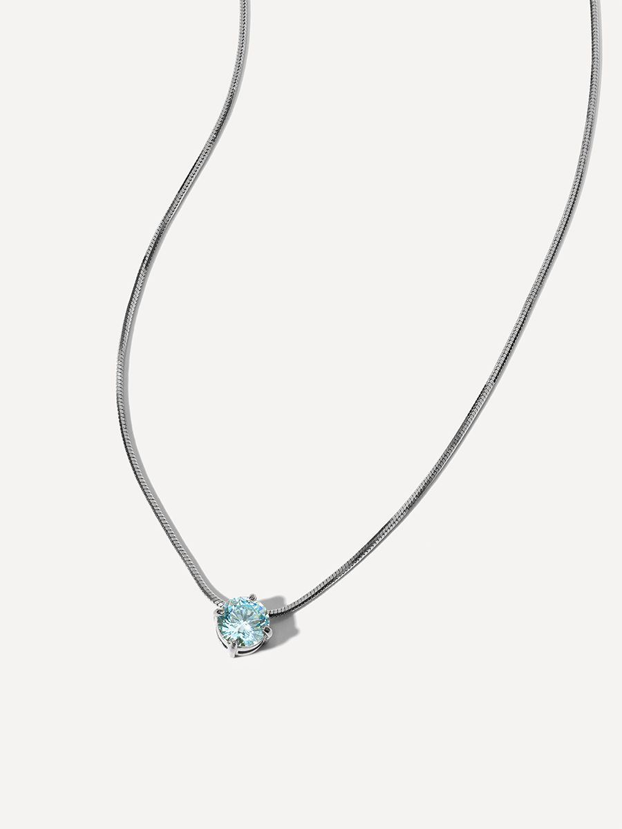 La alegría del cristal en una cadena azul luminosa