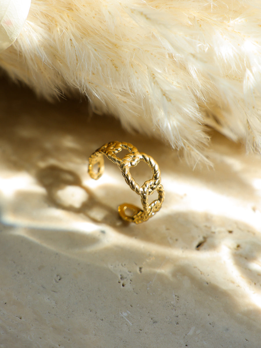 Un elegante anillo de cadena