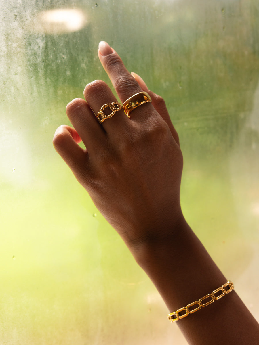 Un elegante anillo de cadena