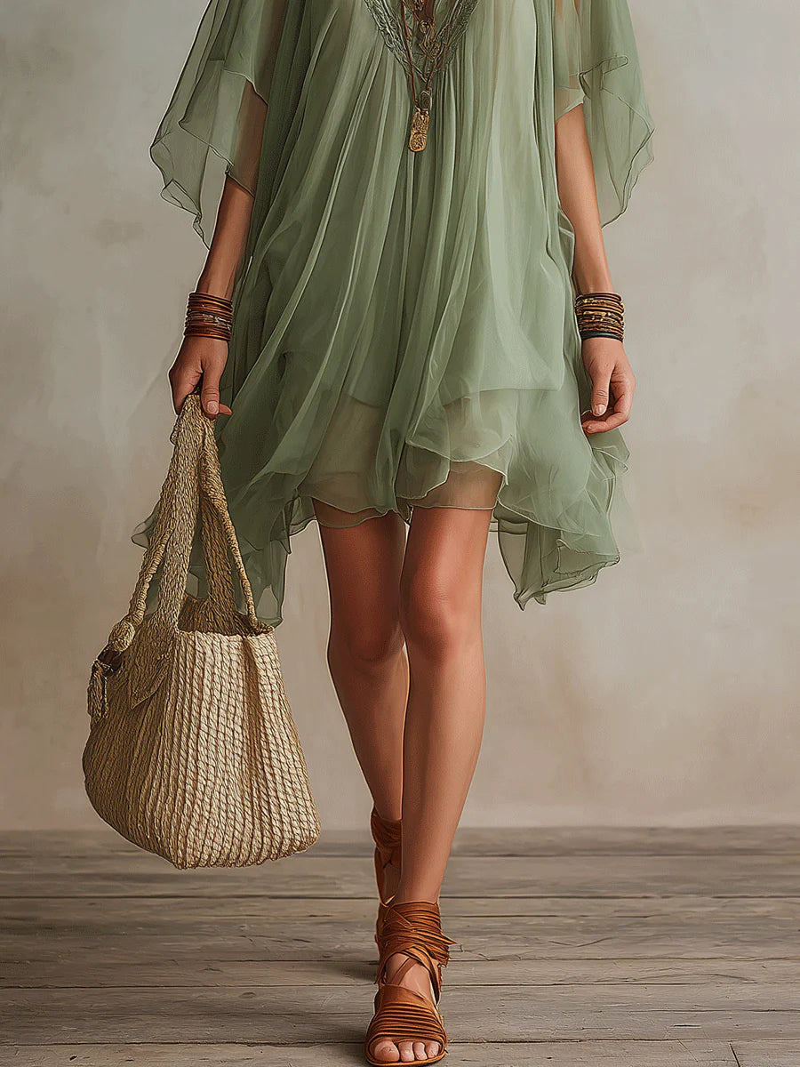 Carolina | Vestido Mini de Gasa Verde con Escote en V y Capas