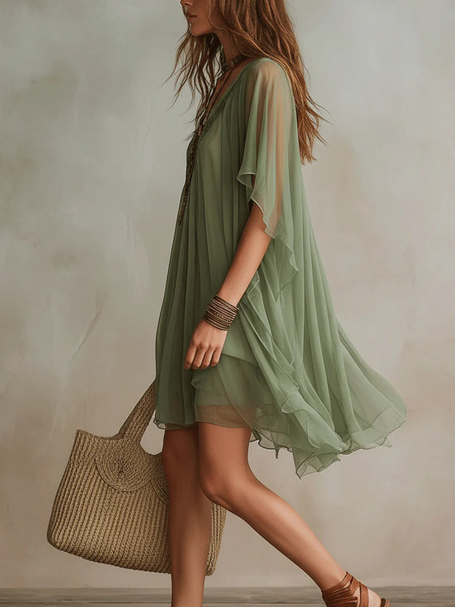 Carolina | Vestido Mini de Gasa Verde con Escote en V y Capas