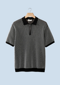 POLO CON CREMALLERA Y TEXTURA GEOMÉTRICA